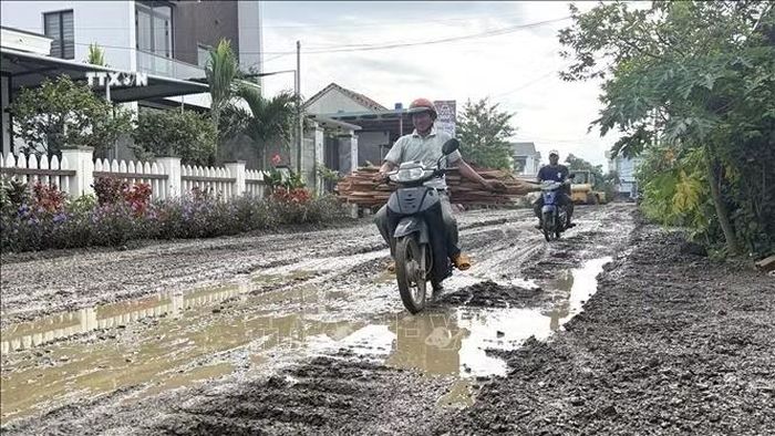 Đơn vị thi công đã đổ đá dăm khắc phục hư hỏng tại tuyến đường ĐT649 nhưng tình trạng vẫn không cải thiện.