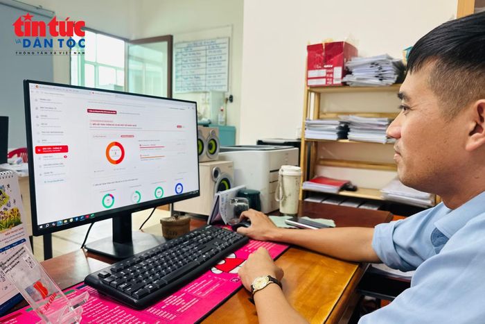 Ông Lê Văn Thuận, Ủy viên Ủy ban Kiểm tra Đảng ủy phường Minh Phụng, trực tiếp thiết kế và xây dựng Hệ thống Giám sát số Minh Phụng.
