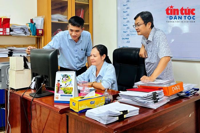 Ông Lê Nguyễn Hồng Quang (bên phải), Chủ nhiệm Ủy ban Kiểm tra Đảng ủy phường Minh Phụng, trao đổi về việc triển khai hệ thống giám sát số tại địa phương.