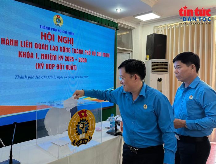 Các đại biểu bỏ phiếu bầu chức danh Chủ tịch Liên đoàn Lao động TP Hồ Chí Minh vào chiều 16/10.