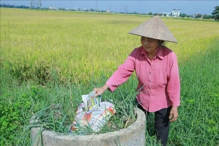 Nông dân xã Nam Minh bỏ vỏ bao bì thuốc bảo vệ thực vật sau sử dụng vào đúng nơi quy định.