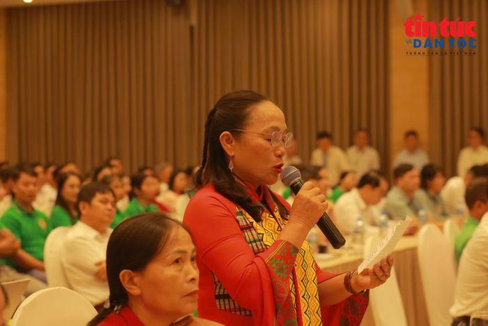 Bà Lê Thị Hương, Giám đốc Hợp tác xã Nhân Lý, xã Xuân Lãng, tỉnh Phú Thọ đặt câu hỏi tại Diễn đàn.