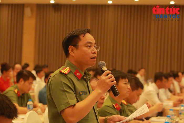 Thiếu tướng Nguyễn Mạnh Hùng, Phó Cục trưởng Cục Cảnh sát quản lý hành chính về trật tự xã hội (C06, Bộ Công an) trả lời vấn đề nông dân quan tâm.