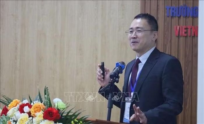 Giáo sư Ming K. Lim, Đại học Glasgow, Vương quốc Anh, tham luận.