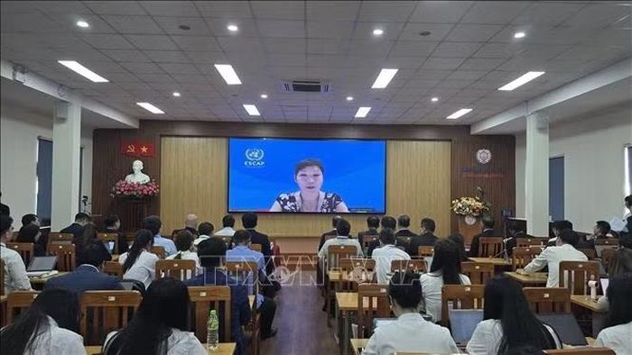 Đại biểu quốc tế tham luận trực tuyến.