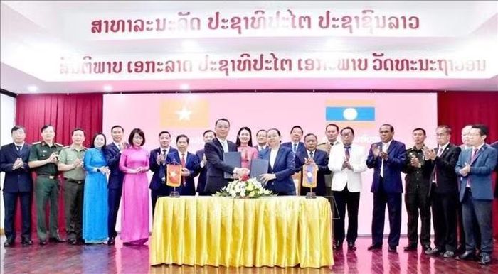 Đồng chí Phan Thiên Định và đồng chí Daovone Xaisoulien trao Biên bản Hội nghị cấp cao Hà Tĩnh - Savannakhet giai đoạn 2026 - 2029. Ảnh: Xuân Tú/PV TTXVN tại Lào
