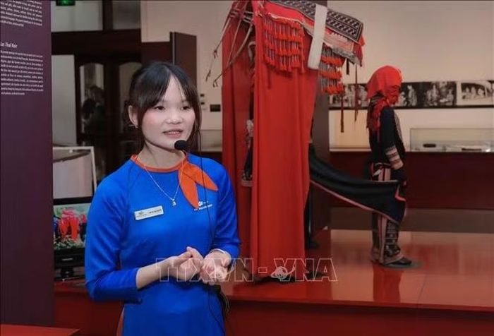Sinh viên FPT Polytechnic tham gia cuộc thi “Kể chuyện di sản”, giới thiệu hiện vật bằng hình thức kể chuyện gần gũi, sinh động. Ảnh: Phan Phương/TTXVN