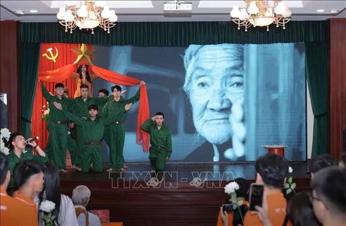 Tiết mục “Nữ thép kiêu hùng” tái hiện hình tượng Mẹ Việt Nam Anh hùng Nguyễn Thị Thứ, tôn vinh những hy sinh thầm lặng của người mẹ Việt Nam. Ảnh: Phan Phương/TTXVN