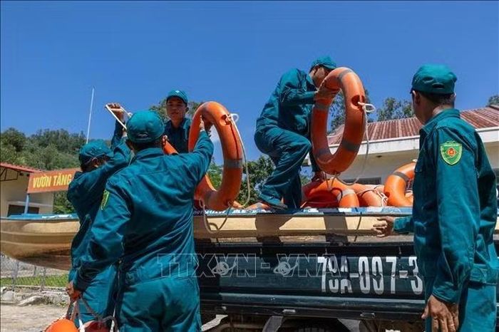 Áo phao, phao cứu sinh và các thiết bị chuyên dụng được chuẩn bị để phục vụ công tác cứu hộ, hỗ trợ sơ tán người dân khi nước lũ dâng cao. Việc kiểm tra, bảo quản phương tiện trước mùa mưa bão góp phần nâng cao khả năng ứng phó tại cơ sở.