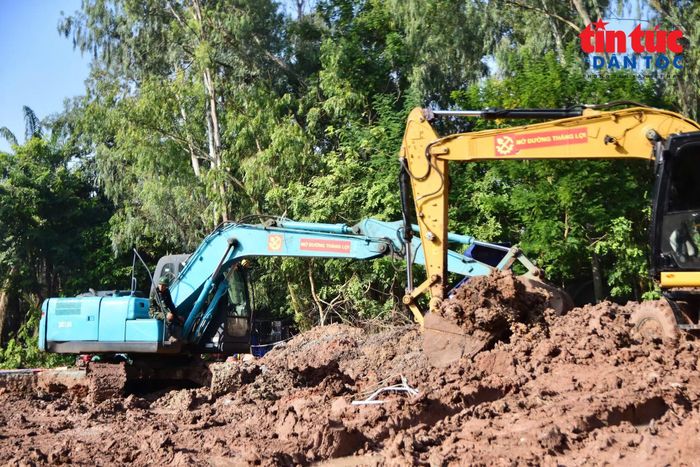 Bộ Tư lệnh Thành phố huy động ba máy cuốc, một xe ben và hai xe tải loại 3,5 tấn phục vụ công tác đào, vận chuyển đất, bảo đảm tiến độ thực hiện nhiệm vụ.