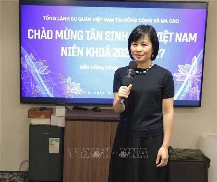 Tổng Lãnh sự Việt Nam tại Hong Kong và Macau Lê Đức Hạnh phát biểu chào mừng các tân sinh viên Việt Nam đến Hong Kong. Ảnh: Xuân Vịnh/TTXVN