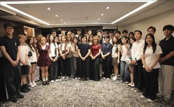 Tổng Lãnh sự Việt Nam tại Hong Kong và Macau cùng các tân sinh viên tại buổi gặp mặt. Ảnh: Xuân Vịnh/TTXVN