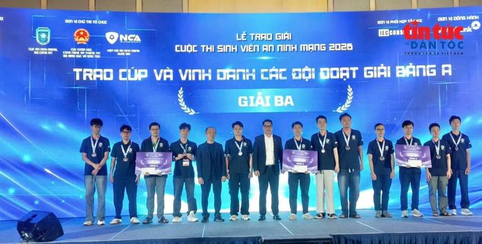 Ban tổ chức trao giải cho các đội thi.