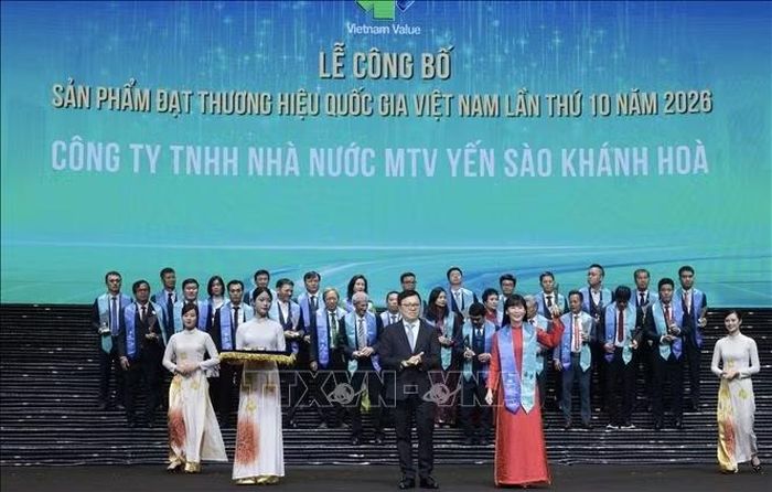 Đại diện các đơn vị nhận chứng nhận sản phẩm đạt Thương hiệu Quốc gia 2026. Ảnh: Trần Việt/TTXVN