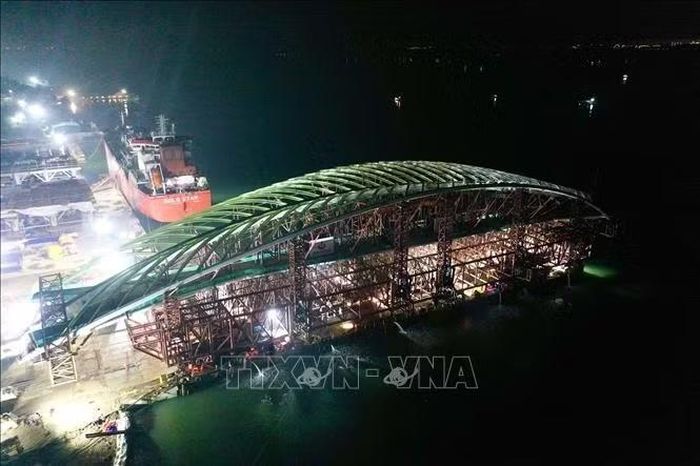 Toàn bộ tổ hợp nhịp cầu chính và hệ khung đỡ hạ thủy thành công lên sà lan chuyên dụng rạng sáng 16/10/2026. Ảnh: TTXVN phát
