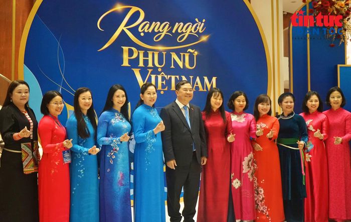 Phó Thủ tướng Thường trực Chính phủ Phạm Gia Túc chụp ảnh kỷ niệm cùng các cán bộ Hội LHPN Việt Nam.