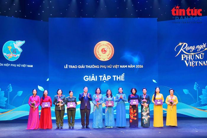 Phó Thủ tướng Thường trực Chính phủ Phạm Gia Túc và Chủ tịch Hội LHPN Việt Nam Lê Thị Thủy trao giải thưởng Phụ nữ Việt Nam cho 5 tập thể.