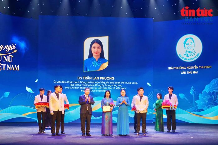 Vinh danh các cán bộ Hội có nhiều đóng góp cho công tác Hội và phong trào phụ nữ.