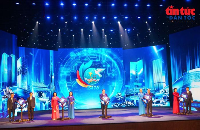 Các Lãnh đạo Đảng, Nhà nước, lãnh đạo Hội LHPN Việt Nam và các đại biểu thực hiện nghi thức phát động cuộc thi.