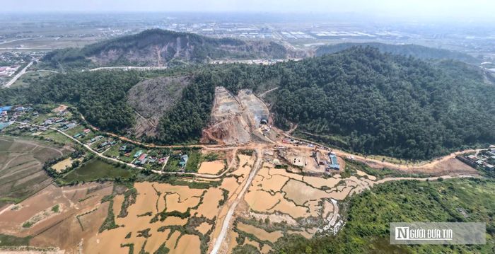 Nằm trên đoạn đầu tuyến đi qua khu vực Hưng Nguyên, Kim Liên và Đại Huệ, hầm Đại Huệ là công trình xuyên núi trọng điểm thuộc Gói thầu XL01 do liên danh Tập đoàn Đèo Cả và Công ty CP Xây lắp Thương mại Delta thực hiện. Trong đó, Tập đoàn Đèo Cả trực tiếp đảm nhiệm thi công phần hầm, phần tuyến và các công trình cầu.