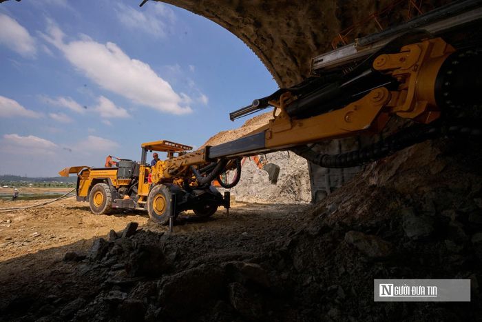 Tại mũi thi công cửa hầm trái Đại Huệ, các máy móc, thiết bị chuyên dụng đang thực hiện công đoạn khoan phá địa chất phức tạp để mở lối cho tuyến cao tốc.