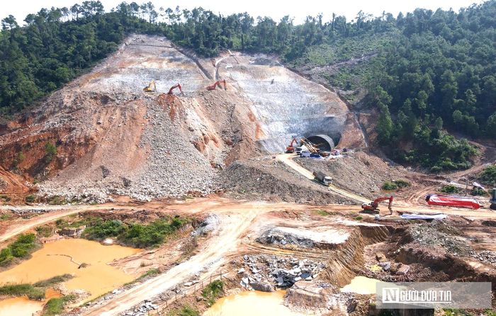 Hiện có 15 mũi thi công được triển khai, tập trung vào các hạng mục quyết định tiến độ như: cầu Đại Huệ, hầm Đại Huệ và công tác xử lý đất yếu.