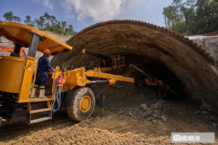 Lực lượng kỹ sư và công nhân tại mũi thi công phía Tây đang liên tục bám công trường nhằm đảm bảo tiến độ và kiểm soát khối lượng đào hằng ngày.