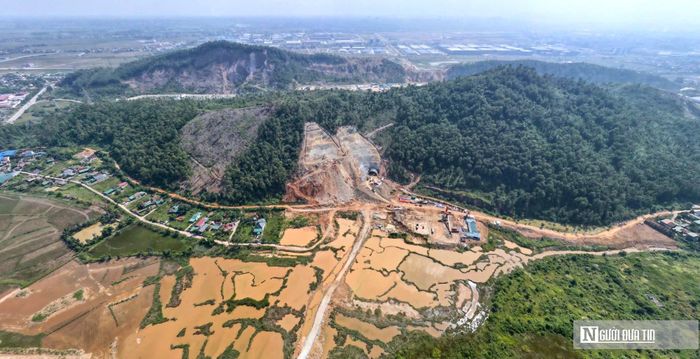 “Hầm Đại Huệ đã mở cửa nhánh trái phía Tây ngày 24/9, hiện nhà thầu tập trung nguồn lực, đẩy nhanh thi công, phấn đấu thông hầm vào tháng 4/2027 và hoàn thành hầm vào tháng 3/2028. Hạng mục cầu Đại Huệ có chiều dài hơn 1,4km đã hoàn thành 20% khối lượng phần cọc khoan nhồi, dự kiến hoàn tất phần cọc trước 30/04/2027. Nhà thầu đang nỗ lực đẩy nhanh tiến độ, hướng tới mục tiêu hoàn thành các hạng mục theo kế hoạch đã đề ra theo chỉ đạo của UBND tỉnh Nghệ An, góp phần đưa tuyến cao tốc vào vận hành năm 2028”, đại diện Tập đoàn Đèo Cả cho biết thêm.