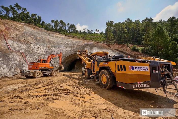 Ghi nhận tại công trường cao tốc Vinh - Thanh Thủy giữa tháng 10/2026, hoạt động thi công tại hầm Đại Huệ đang được triển khai đồng bộ. Hệ thống máy móc hiện đại và công nhân kỹ thuật đã được huy động, tập trung cho các công đoạn cốt lõi như: đào ngầm, xử lý khối lượng đất đá phát sinh và gia cố vòm hầm.