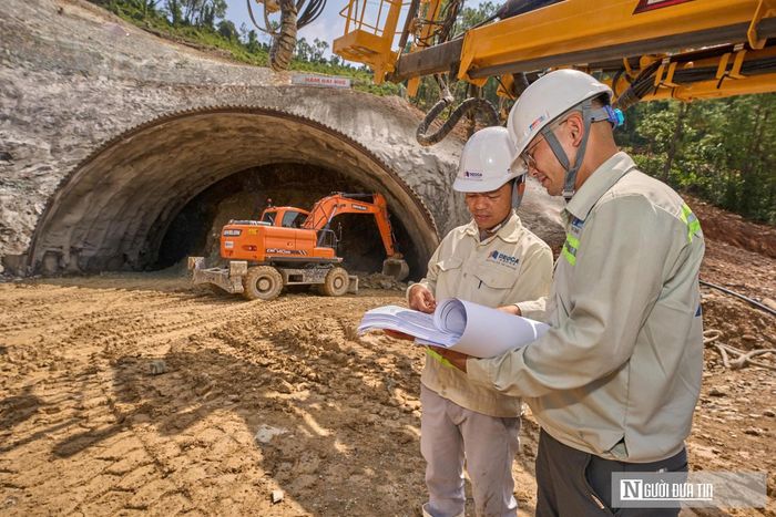 Trao đổi với Người Đưa Tin, đại diện Tập đoàn Đèo Cả cho biết, tại gói XL01, đơn vị đang huy động hơn 400 nhân sự và 117 đầu máy móc, thiết bị.