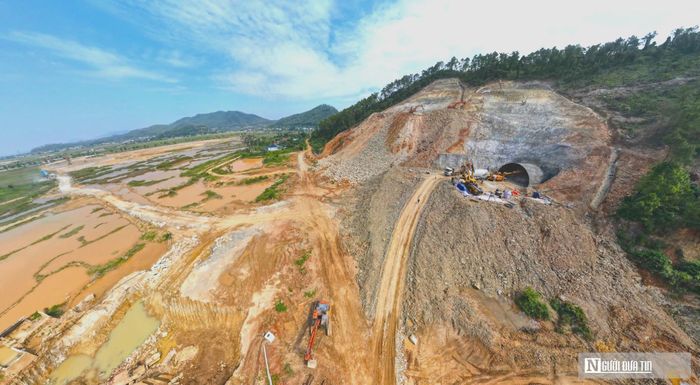 Cấu trúc hầm Đại Huệ gồm 2 ống độc lập với chiều dài lần lượt là 495 m và 499 m, mặt cắt ngang mỗi ống rộng gần 15 m, được thiết kế cho 3 làn xe. Sau khi hoàn thành, công trình ngầm này sẽ giải quyết điểm nghẽn địa hình tại khu vực lõi núi Đại Huệ, bảo đảm năng lực thông xe liên tục trên toàn tuyến cao tốc.