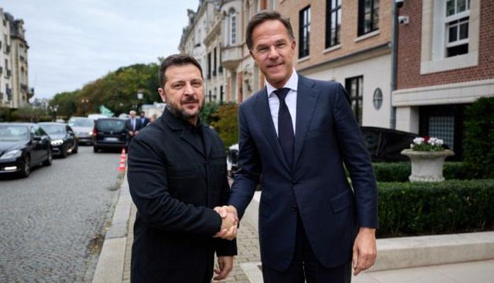 Tổng thống Ukraine Volodymyr Zelensky và Tổng thư ký NATO Mark Rutte trong một cuộc gặp bên lề Hội nghị Thượng đỉnh EU tại Brussels, ngày 15/10/2026. Ảnh: Ukrinform
