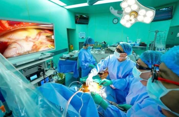 Các bác sĩ phẫu thuật cho người bệnh. Ảnh: Sài Gòn Giải Phóng