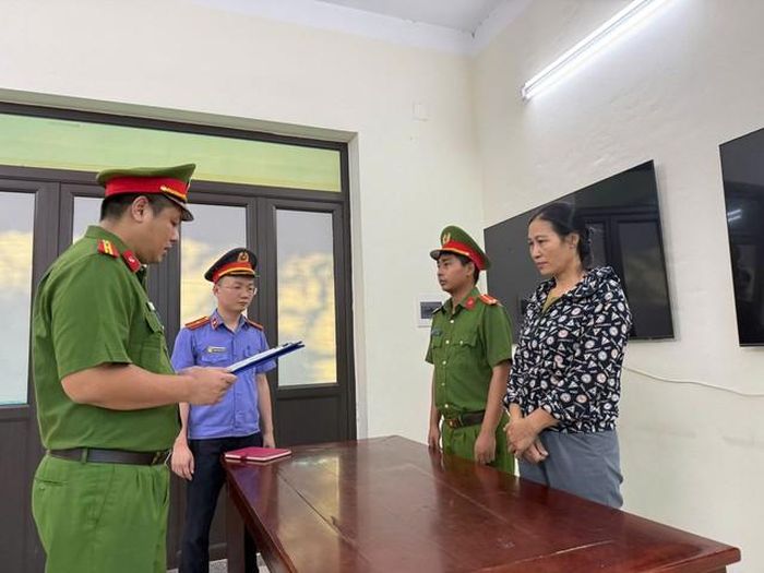 Cơ quan CSĐT tống đạt các quyết định đối với Chu Văn Đoàn và Bùi Thị Hiền. Ảnh: Công an tỉnh Phú Thọ.