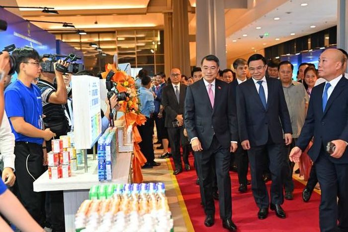 Thủ tướng Lê Minh Hưng cùng đoàn đại biểu ghé thăm gian hàng của các doanh nghiệp được vinh danh (Ảnh: Bộ Công Thương).