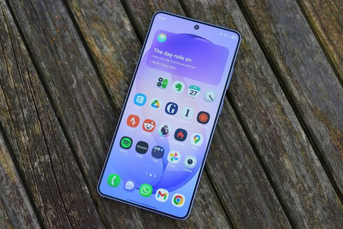 Galaxy S26 Ultra bản 512 GB có giá niêm yết 1.649 euro tại Đức, cao hơn Xiaomi 17 Ultra khoảng 150 euro nhưng thấp hơn iPhone 18 Pro Max tới 200 euro. Ảnh: The Guardian.