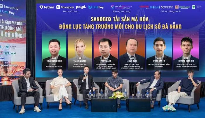  Các diễn giả tham dự phiên bàn tròn chia sẻ những cơ hội thúc đẩy phát triển du lịch số Đà Nẵng. Ảnh XM. 