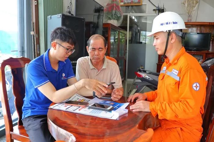  Người dân được hướng dẫn các dịch vụ về điện, các tiện ích khi vận hành tổng đài chăm sóc khách hàng 1558 trên phạm vi toàn quốc 