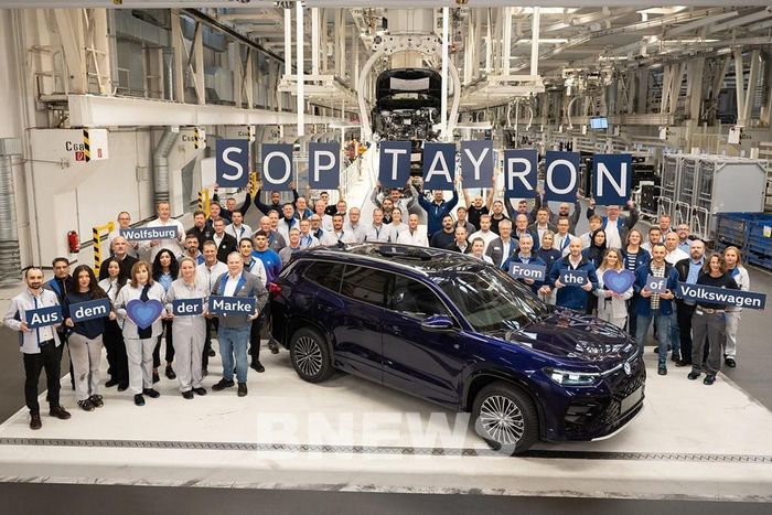 Tayron tại nhà máy Wolfsburg trên dây chuyền lắp ráp số 4 trong khuôn khổ lễ khởi động sản xuất hàng loạt của hãng xe này