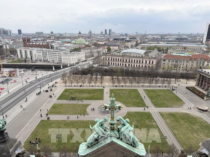 Lustgarten, Khu vực quảng trường xanh dạng công viên với Nhà thờ Lớn Berlin (Berliner Dom) và Bảo tàng Cũ (Altes Museum) hai bên. Bên trái là Unter den Linden - một trong những đại lộ danh tiếng bậc nhất của Berlin, chạy thẳng đến Cổng Brandenburg. Ảnh: Thuỳ Linh - PV TTXVN