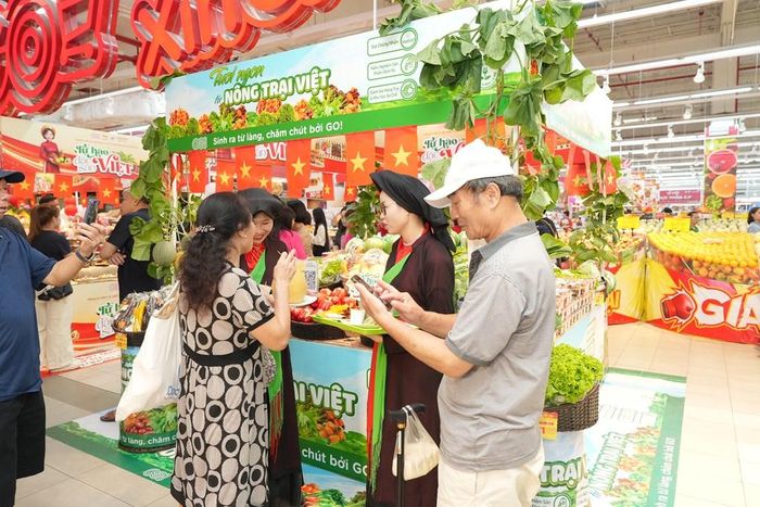 Người tiêu dùng mua sắm tại siêu thị GO!.
