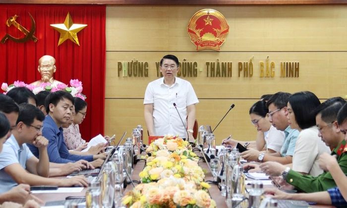 Toàn cảnh buổi làm việc của đoàn công tác của Ban Chỉ đạo thực hiện đo đạc, lập bản đồ địa chính, lập hồ sơ địa chính và hoàn thành cơ sở dữ liệu đất đai thành phố Bắc Ninh. Ảnh: Thái Hùng/BNEWS/TTXVN