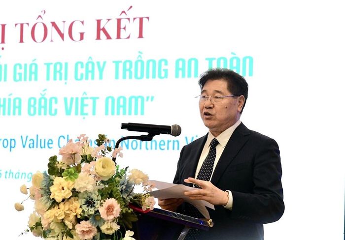Ông Lê Quốc Thanh, Giám đốc Trung tâm Khuyến nông quốc gia phát biểu tại hội nghị tổng kết của dự án “Tăng cường chuỗi giá trị cây trồng an toàn tại các tỉnh miền Bắc Việt Nam”. Ảnh: Hà Trần