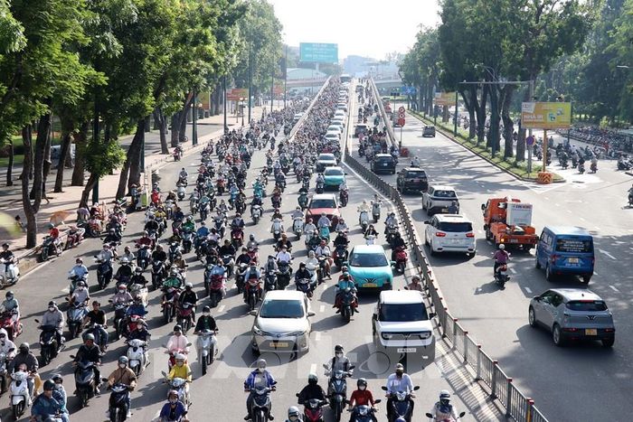 TP. Hồ Chí Minh đã có bước chuyển đổi mạnh mẽ trong lĩnh vực giao thông, từng bước hình thành hệ sinh thái giao thông xanh. Tỷ lệ xe buýt sử dụng điện và năng lượng xanh đạt gần 68%, taxi điện chiếm hơn 91%, cùng mạng lưới hạ tầng sạc ngày càng được mở rộng, tạo nền tảng cho mục tiêu phát triển giao thông đô thị bền vững. Ảnh minh họa: Tiến Lực - TTXVN 