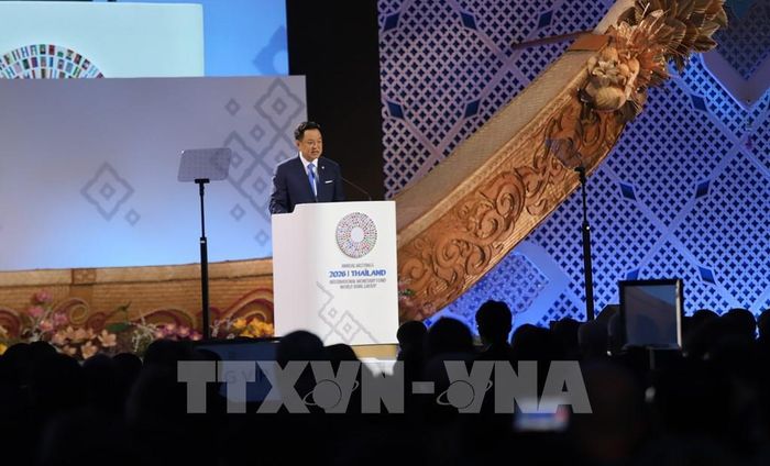 Thủ tướng Thái Lan Anutin Charnvirakul phát biểu mở đầu Phiên toàn thể Hội nghị thường niên IMF-WB 2026. Ảnh: Trang Nhung - PV TTXVN