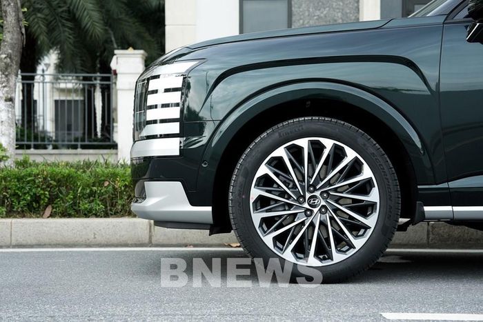 Vòm bánh xe Hyundai Palisade Hybrid hoàn toàn mới tạo hình cơ bắp 3D ôm trọn bộ mâm hợp kim 21 inch, mang đến vẻ ngoài khỏe khoắn và khẳng định khả năng chinh phục đa địa hình