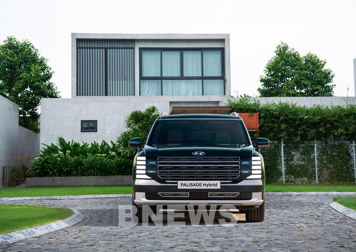 Hyundai Palisade Hybrid hoàn toàn có kiến trúc thân xe vuông vức, bề thế. Phần đầu xe nổi bật với nắp ca-pô nâng cao, kết hợp cụm đèn LED định vị ban ngày bố trí theo phương dọc cùng dải đèn ngang ở trung tâm