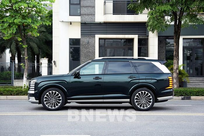 Hyundai Palisade Hybrid hoàn toàn mới có kích thước 5.065 x 1.980 x 1.805 mm cùng chiều dài cơ sở 2.970 mm, mở rộng đáng kể về tỷ lệ thân xe, với chiều dài tổng thể tăng 70mm và chiều dài cơ sở tăng khoảng 20mm so với thế hệ trước