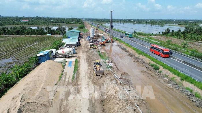 Dự án đang triển khai đồng loạt triển khai 69 mũi thi công. Ảnh: Công Trí - TTXVN