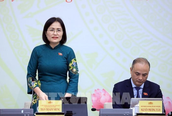 Uỷ viên là đại biểu hoạt động chuyên trách tại Uỷ ban Pháp luật và Tư pháp của Quốc hội Trần Thị Kim Nhung trả lời câu hỏi của các cơ quan thông tấn, báo chí. Ảnh: Tuấn Anh - TTXVN